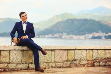 bir iskelede oturup damat