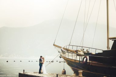 Gelin ve damat huging ve öpüşme