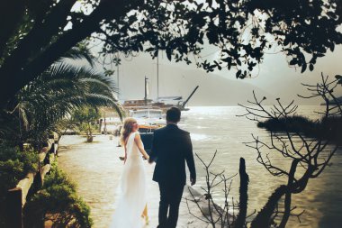 Gelin ve damat yürüyüş