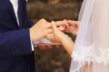 Gelin ve damat yüzükleri koydum