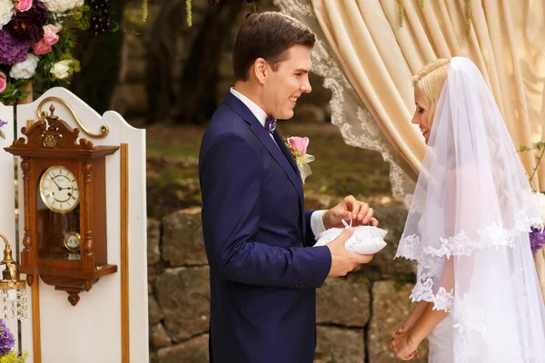 Bruid en bruidegom zetten ringen — Stockfoto