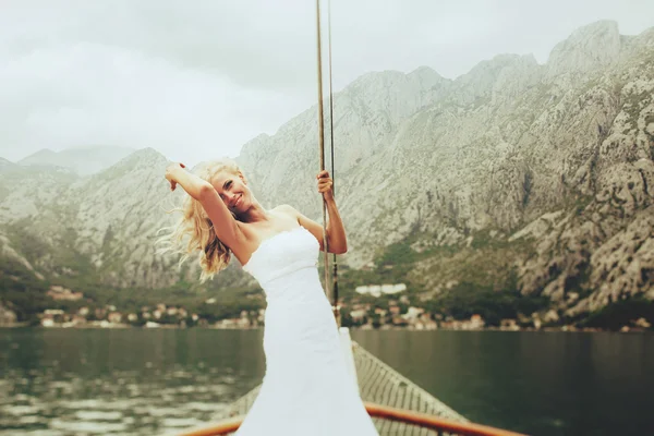 Блондинка наречена позує на палубі — стокове фото