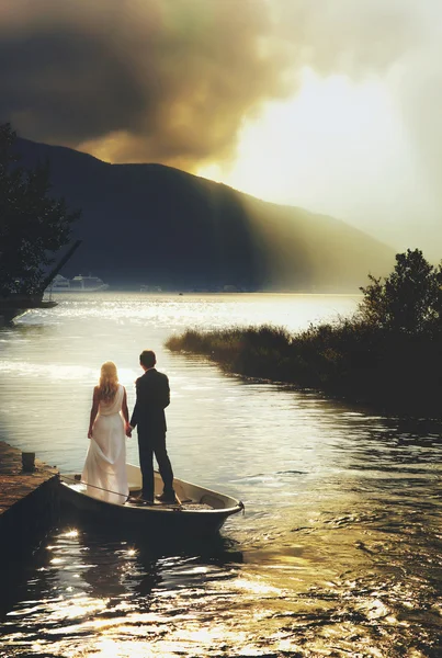 Menyasszony és a vőlegény állni a csónakban — Stock Fotó