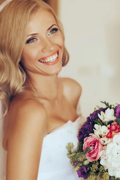 Блондинка невеста крупным планом — стоковое фото