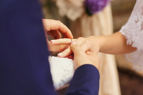 Νύφη και γαμπρός θέσει δαχτυλίδια — Φωτογραφία Αρχείου
