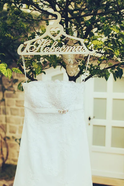 Роскошное свадебное белое платье — стоковое фото