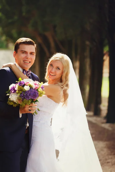 Novia y novio risa — Foto de Stock