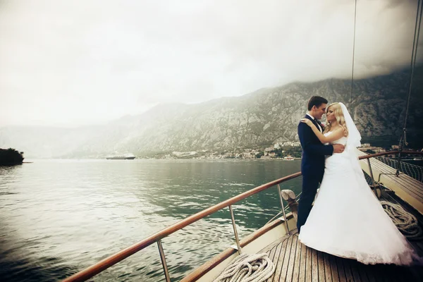 Bruden och brudgummen huging och kysser — Stockfoto