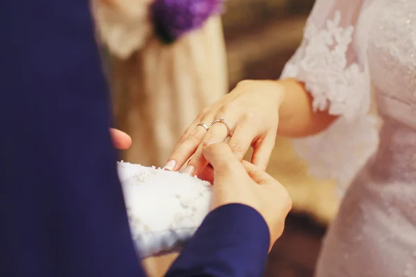 Νύφη και γαμπρός θέσει δαχτυλίδια — Φωτογραφία Αρχείου