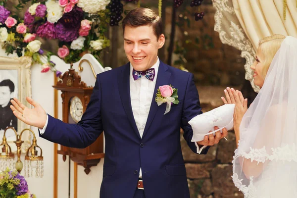 Наречений і наречений посміхаються на весіллі — стокове фото