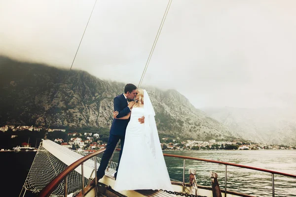 Stilvolle junge Braut und Bräutigam — Stockfoto