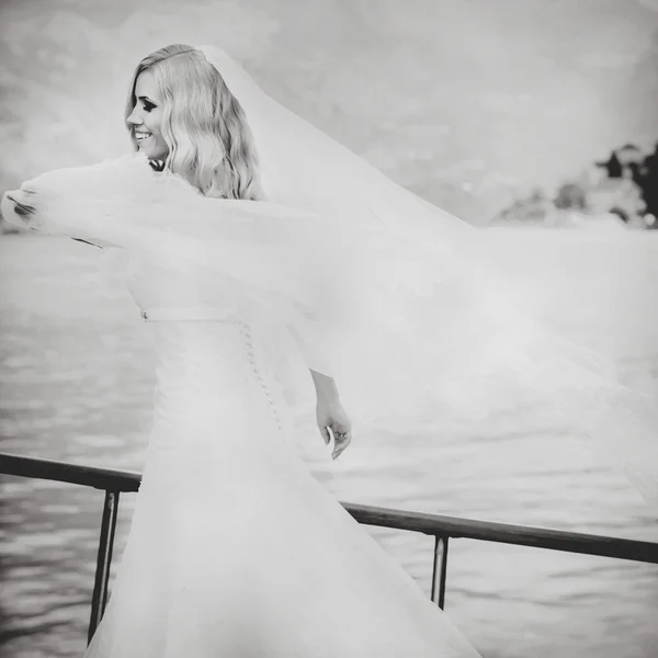 Dynamische stijlvolle blonde bruid — Stockfoto