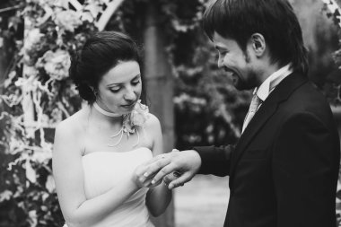 Gelin ve damat koyar yüzük
