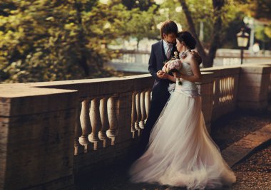 Gelin ve damat el ele tutuşuyorlar.