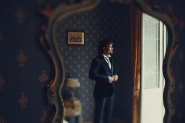 katı gülümseyen sakal damat