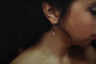 bride with red lips accessories