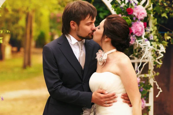 Rico elegante feliz novia y novio — Foto de Stock