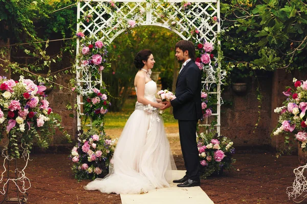 Happy bride and groom — Stock Photo, Image