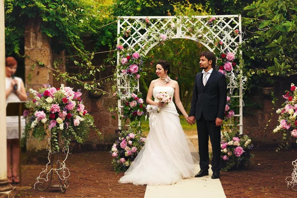 Rijke stijlvolle gelukkige bruid en bruidegom — Stockfoto