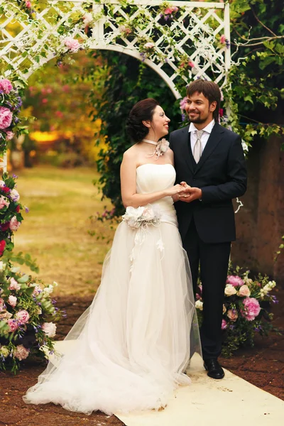 Novia y novio felices —  Fotos de Stock