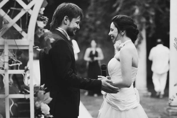 Happy bride and groom — Stock Photo, Image