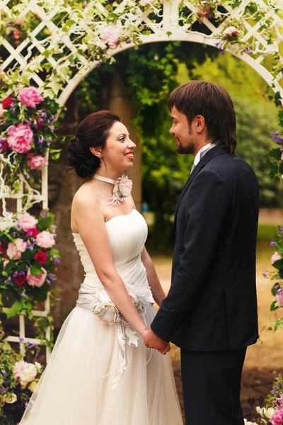 Happy bride and groom — Stock Photo, Image