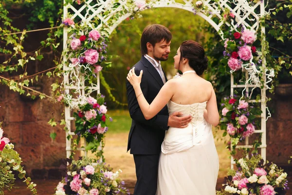 Bride and groom at a wedding ceremony — Stock Photo, Image