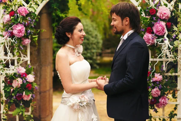 Happy bride and groom — Stock Photo, Image