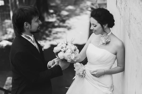 Жених невеста улыбается — стоковое фото