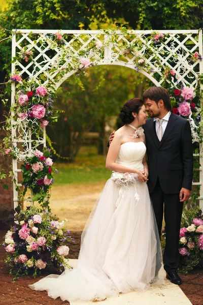 Happy bride and groom — Stock Photo, Image