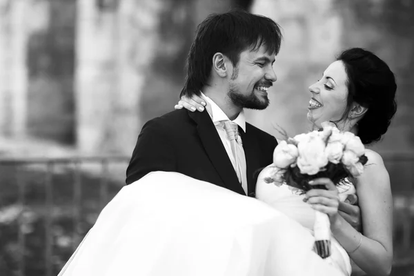 Happy groom holds — 스톡 사진