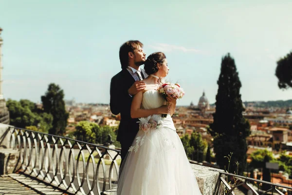 Stijlvolle bruid en bruidegom — Stockfoto