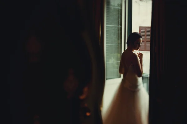 Brunette silhouette mariée — Photo
