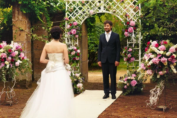 Happy bride and groom — Stock Photo, Image