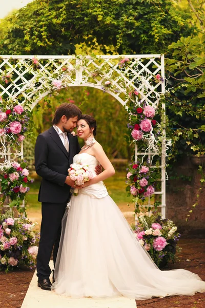 Rich stylish happy bride and groom — Stock Photo, Image