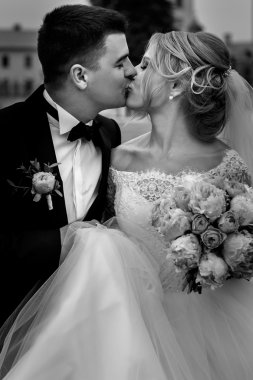 Yakışıklı damat takım elbise ve gelin