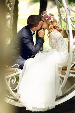 Yakışıklı mutlu damat ve gelin