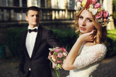 Yakışıklı romantik damat ve sarı gelin