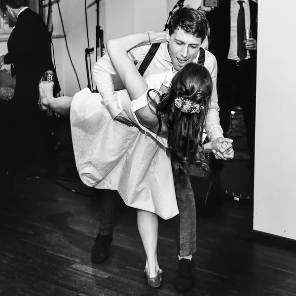 Stylish retro bride and groom dancing first wedding dance swing — Stock Photo, Image