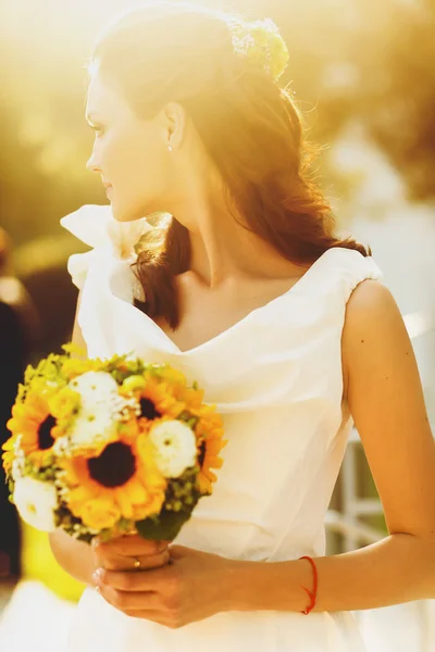 S의 부케와 함께 하얀 드레스를 입고 세련 된 신선한 웃는 신부 — 스톡 사진