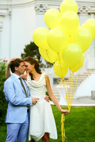 Feliz novia y novio sonrientes —  Fotos de Stock