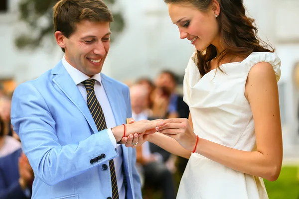 Rika eleganta brudgummen och bruden — Stockfoto