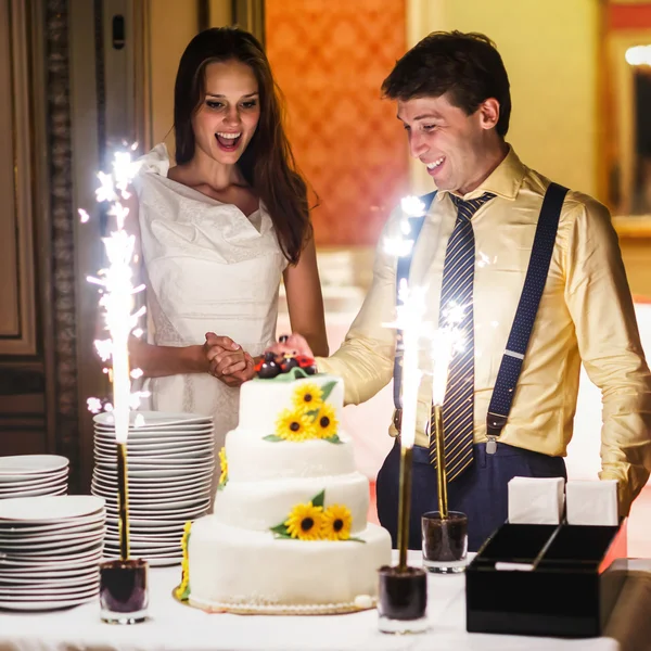 Mariée et marié coupe gâteau de mariage — Photo