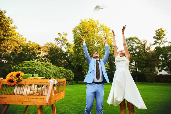 Noiva e noivo sorridentes felizes — Fotografia de Stock