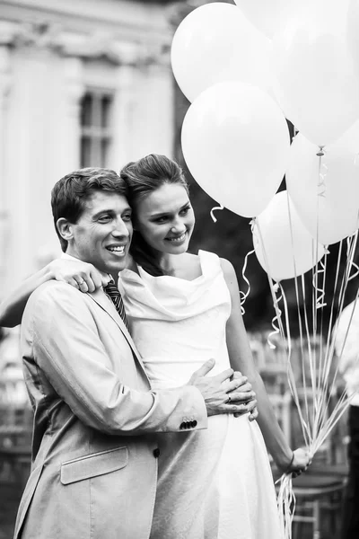Felice sorridente sposa e sposo — Foto Stock