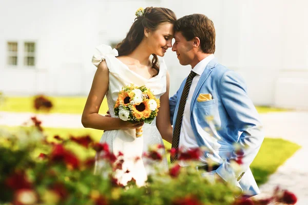 Novio en traje azul sosteniendo a una novia —  Fotos de Stock