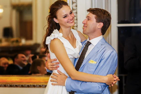 Happy bride and groom — Stock Photo, Image