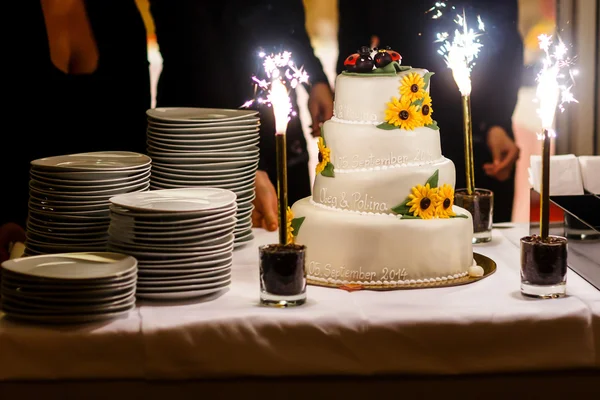 Cake decorated with sunflowers — ストック写真