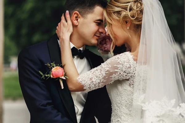 Happy sensuell stilig brudgummen och bruden — Stockfoto