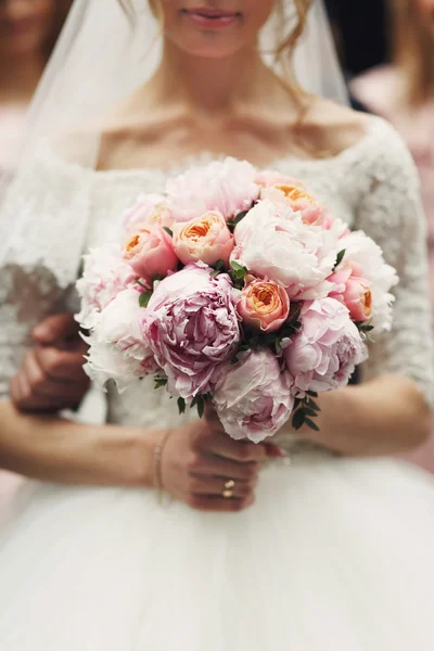 Bruid met rose bruiloft boeket — Stockfoto